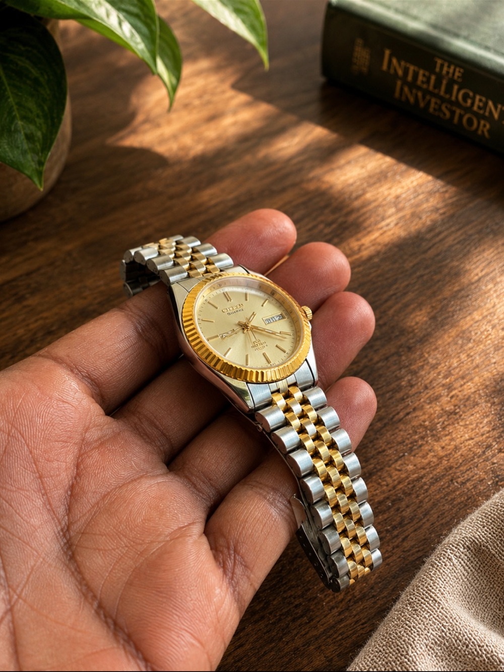 Vintage Citizen Two-Tone Quartz Day-Date Watch | Gold & Silver Dress Watch - Picture 2 of 4